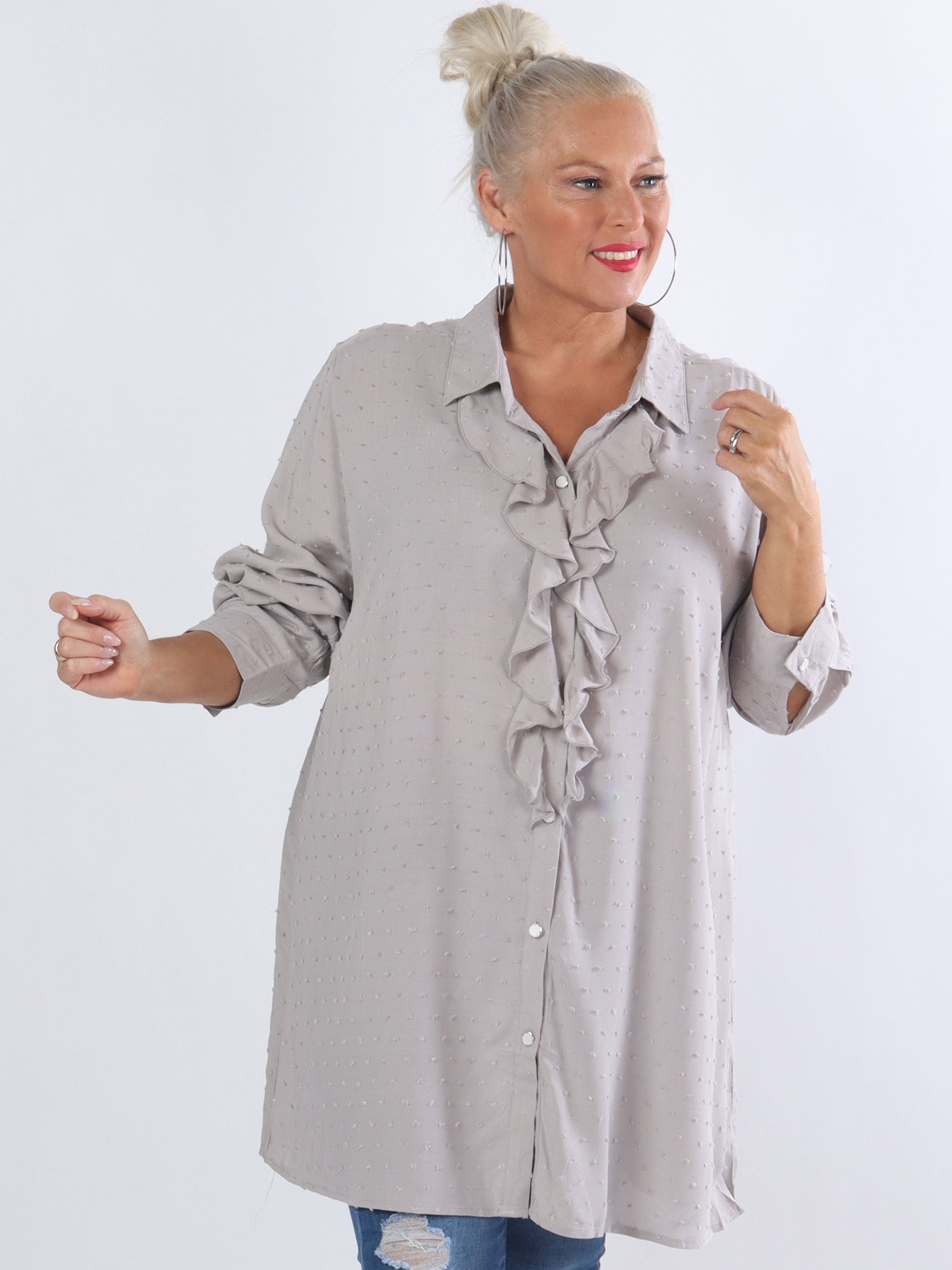 Zandra - Plus size skjorte med flæse og prikket detaljer